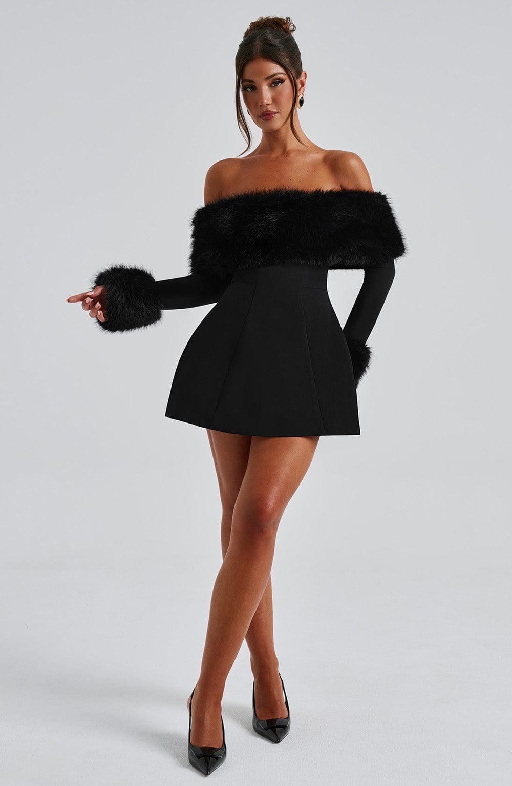 Venyra™ | Schulterfreies Minikleid mit Pelzärmeln