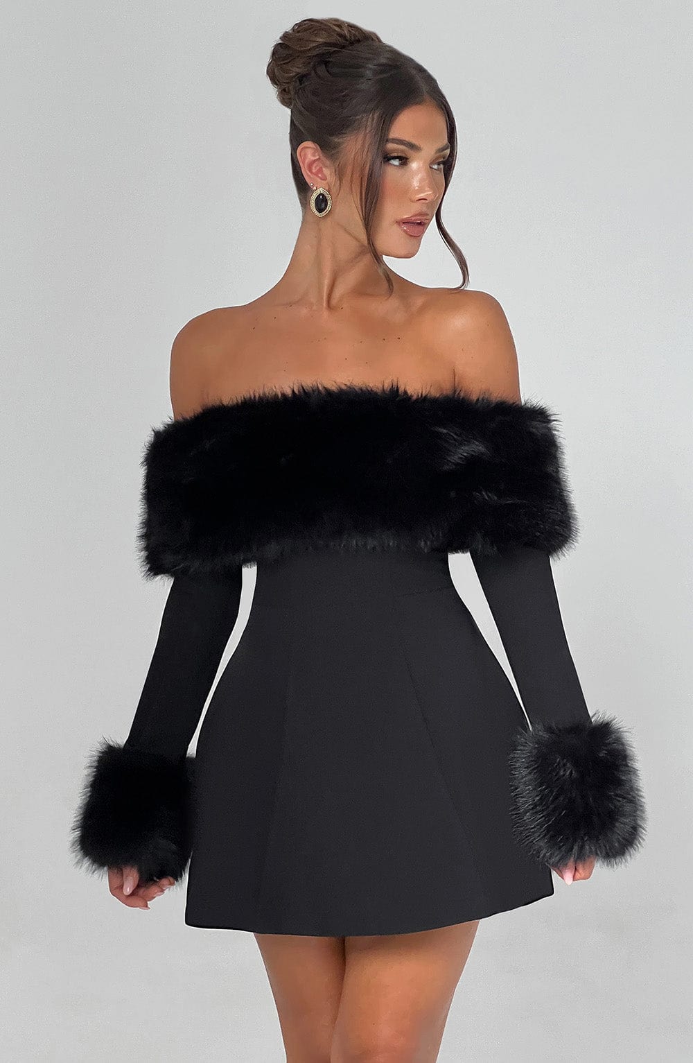 Venyra™ | Schulterfreies Minikleid mit Pelzärmeln