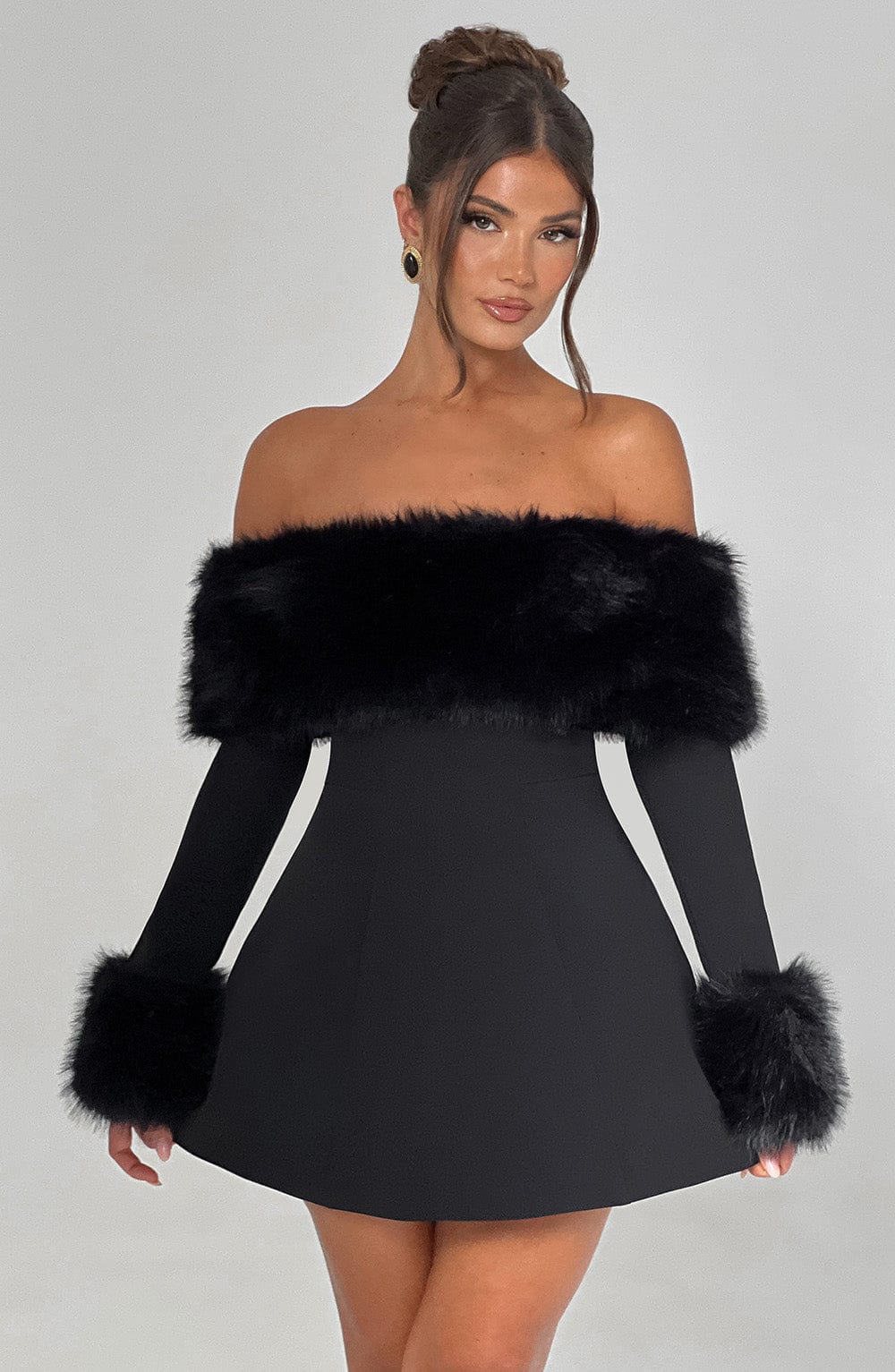 Venyra™ | Schulterfreies Minikleid mit Pelzärmeln