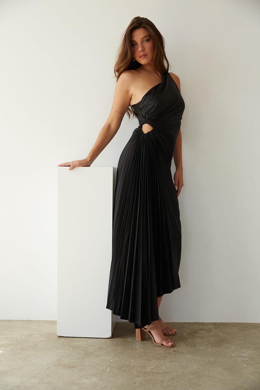 Adiana - Ein-Schulter Plissiertes Midi-Kleid